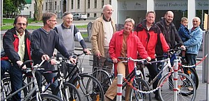 Die I FahrRad Ried wartet auf die Öffnung der Einbahn in der Bahnhofstraße...